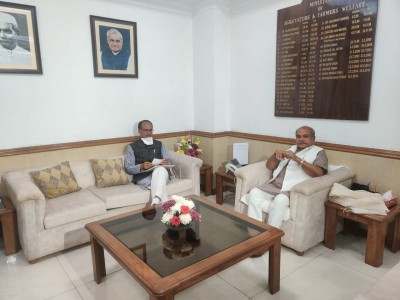 Shivraj meets Tomar in Delhi, discusses state issues Shivraj meets Tomar in Delhi, discusses state issues