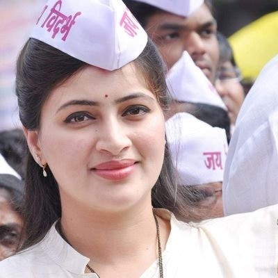 MP Navneet Rana alleges Sena MP threatened her for raising Vaze issue MP Navneet Rana alleges Sena MP threatened her for raising Vaze issue