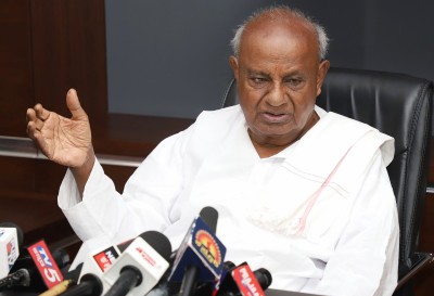 Deve Gowda, Kumaraswamy condemn attack on Mamata Deve Gowda, Kumaraswamy condemn attack on Mamata