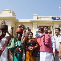 RJD MLAs protest with LPG cylinders, onions in Vidhan Sabha