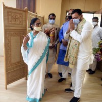Tejashwi meets Mamata, promises her support