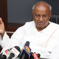 Deve Gowda, Kumaraswamy condemn attack on Mamata