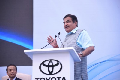 Gadkari launches pilot project for green hydrogen-based fuel cell EV Gadkari launches pilot project for green hydrogen-based fuel cell EV