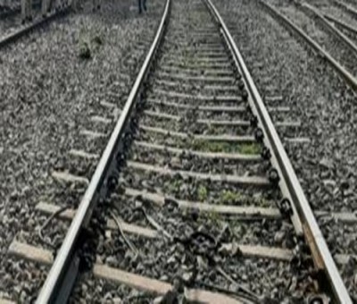 Couple jump in front of moving train in UP, end lives Couple jump in front of moving train in UP, end lives