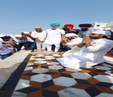 'RRR' team visits Golden Temple in Amritsar to seek blessings 'RRR' team visits Golden Temple in Amritsar to seek blessings
