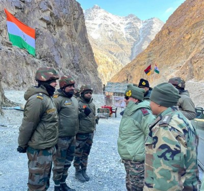 Northern Army commander visits LoC in J&K's Poonch, Rajouri Northern Army commander visits LoC in J&K's Poonch, Rajouri