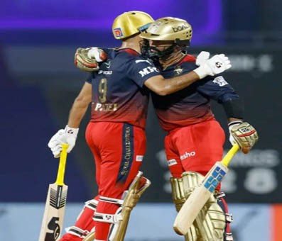 IPL 2022: Dinesh Karthik close to being as ice cool as MS Dhoni, says Faf du Plessis IPL 2022: Dinesh Karthik close to being as ice cool as MS Dhoni, says Faf du Plessis