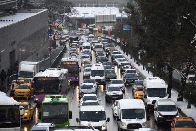 Heavy snow disrupts traffic around Istanbul Heavy snow disrupts traffic around Istanbul