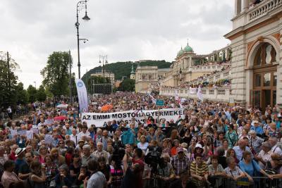 Teachers protest in Budapest for higher wages Teachers protest in Budapest for higher wages