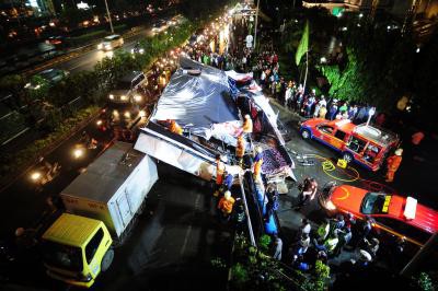 1 dead after strong winds hit Indonesian capital, satellite cities, 1 dead after strong winds hit Indonesian capital, satellite cities,
