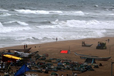 TN issues red alert in coastal areas fearing Lankan refugee influx TN issues red alert in coastal areas fearing Lankan refugee influx