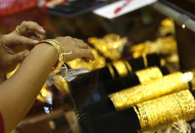 As markets turn wobbly, gold likely to cross Rs 55K-mark, silver to touch RS 80K As markets turn wobbly, gold likely to cross Rs 55K-mark, silver to touch RS 80K