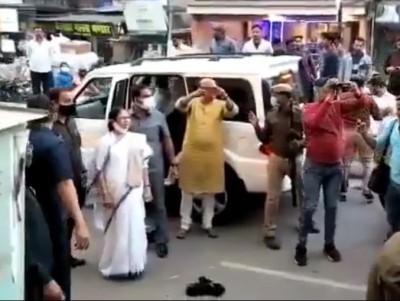 Battle for UP: Mamata accuses BJP of attacking her in Varanasi Battle for UP: Mamata accuses BJP of attacking her in Varanasi