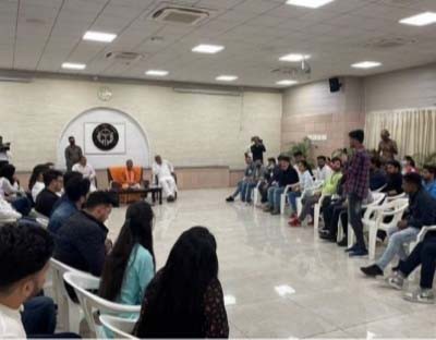 Yogi meets students who returned from Ukraine