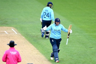 Women's World Cup: England back on track after one-wicket win over White Ferns