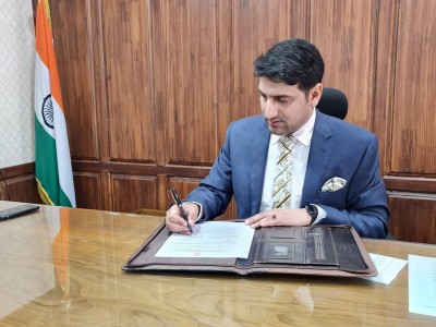 J&K provides financial relief to family of girl killed in Srinagar grenade blast J&K provides financial relief to family of girl killed in Srinagar grenade blast