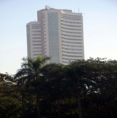 Equities settle in green after trading low in opening session Equities settle in green after trading low in opening session