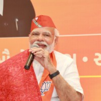 Modi asks Gujarat Panchayati Raj leaders to undertake village upliftment work