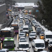 Heavy snow disrupts traffic around Istanbul