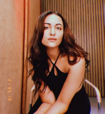 Sonakshi Sinha checks in on fans, asks them to 'hang in there'