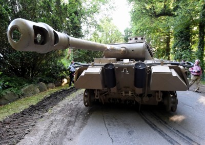 German man lands in court for hoarding Nazi weapons German man lands in court for hoarding Nazi weapons