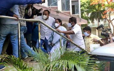 Mamata starts dharna at CBI's Kolkata office