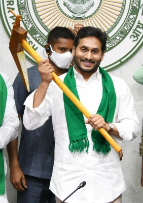 15 lakh Andhra farmers receive Rs 1820 crore under YSR Free Crop Insurance scheme 15 lakh Andhra farmers receive Rs 1820 crore under YSR Free Crop Insurance scheme