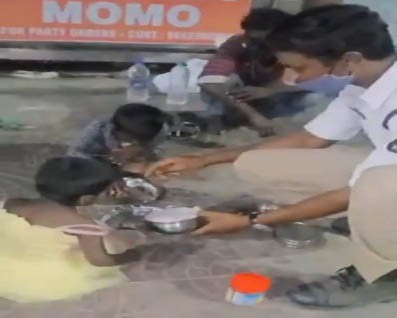 Hyderabad cop's act of kindness wins hearts Hyderabad cop's act of kindness wins hearts