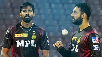 KKR's Chakravarthy, Warrier return to Chennai after quarantine KKR's Chakravarthy, Warrier return to Chennai after quarantine