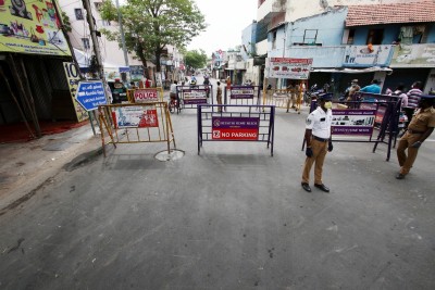 Barricades come up on Chennai roads, see heated arguments Barricades come up on Chennai roads, see heated arguments