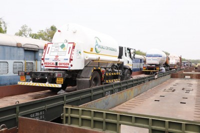 Railways delivers 1,585 MT LMO, 6 more Oxygen Expresses on way Railways delivers 1,585 MT LMO, 6 more Oxygen Expresses on way