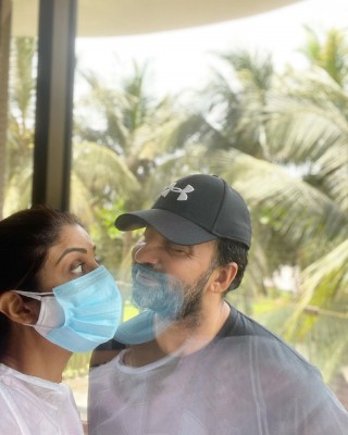 Shilpa Shetty showcases 'love in the time of Corona' Shilpa Shetty showcases 'love in the time of Corona'