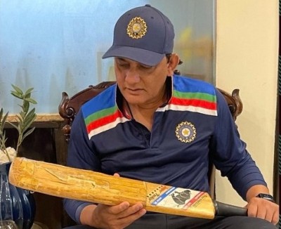 Azharuddin reunited with historic bat Azharuddin reunited with historic bat