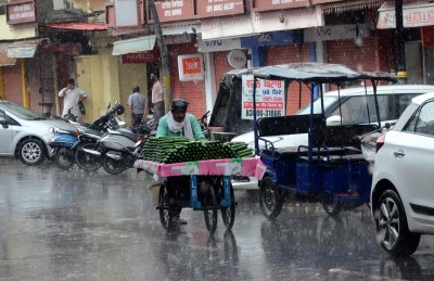 Chennai sees moderate to heavy showers, TN to see more rains Chennai sees moderate to heavy showers, TN to see more rains
