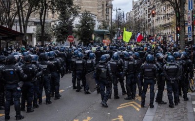 Paris police order stores closed over banned demonstration Paris police order stores closed over banned demonstration