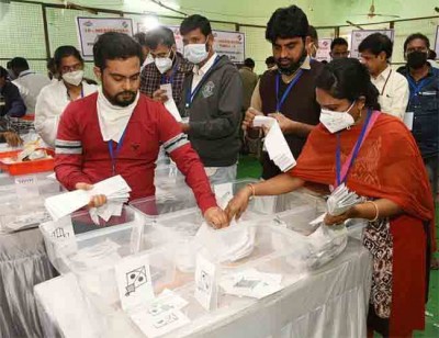 Congress, BJP anxiously wait for bypoll results in K'taka Congress, BJP anxiously wait for bypoll results in K'taka