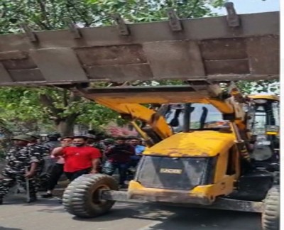 Bulldozers roll over illegal shanties in Delhi Bulldozers roll over illegal shanties in Delhi