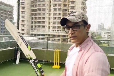 Aamir Khan flaunts his footwork in new video, reminds Ravi Shastri to revisit 'Lagaan' Aamir Khan flaunts his footwork in new video, reminds Ravi Shastri to revisit 'Lagaan'