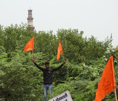 Police detain right-wing group activists chanting Hanuman Chalisa at Qutab Minar Police detain right-wing group activists chanting Hanuman Chalisa at Qutab Minar