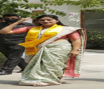 FIR against unknown person for threatening MP Navneet Rana FIR against unknown person for threatening MP Navneet Rana