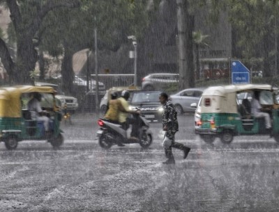 Thunderstorm, rains bring down temperature in Delhi by 11 notches Thunderstorm, rains bring down temperature in Delhi by 11 notches