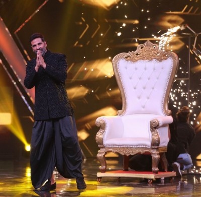 Akshay shot for 'Tip Tip Barsa Paani' 28 yrs ago on 'DID L'il Masters 5' set Akshay shot for 'Tip Tip Barsa Paani' 28 yrs ago on 'DID L'il Masters 5' set