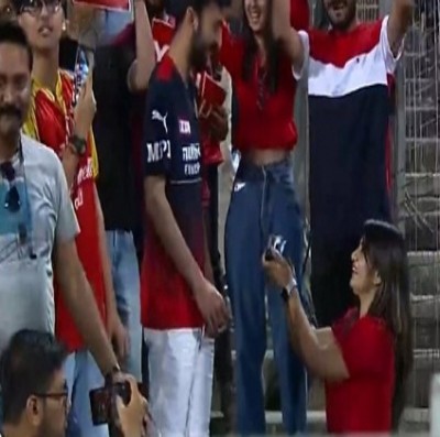 IPL 2022: Girl proposes to boyfriend during RCB v CSK match, Wasim Jaffer gives it new twist IPL 2022: Girl proposes to boyfriend during RCB v CSK match, Wasim Jaffer gives it new twist