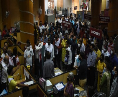 Discontent brews afresh in banks, strikes in May-end Discontent brews afresh in banks, strikes in May-end