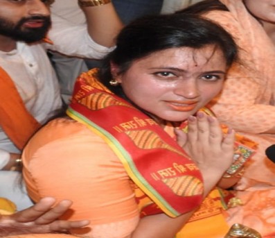 Parliament's Privileges Committee summons Maha officials over arrest of Navneet Rana Parliament's Privileges Committee summons Maha officials over arrest of Navneet Rana