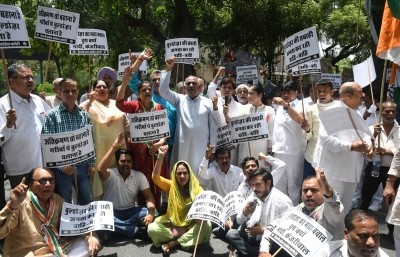 Delhi Congress protests outside BJP HQ over anti-encroachment drives