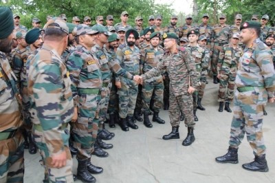 Northern Army Commander reviews security scenario in Kashmir Northern Army Commander reviews security scenario in Kashmir