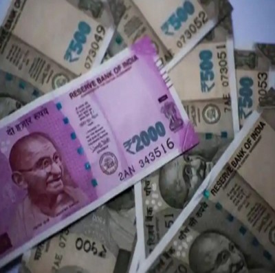 Equities settle low on weak rupee, possible global policy hardening stance Equities settle low on weak rupee, possible global policy hardening stance