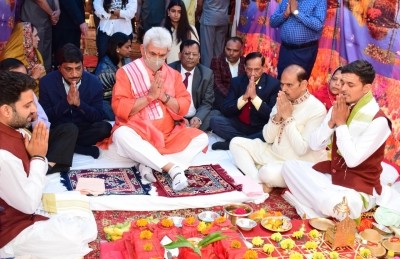 J&K LG takes part in 'Bhoomi Pujan' of Amarnath Yatri Niwas in Srinagar J&K LG takes part in 'Bhoomi Pujan' of Amarnath Yatri Niwas in Srinagar