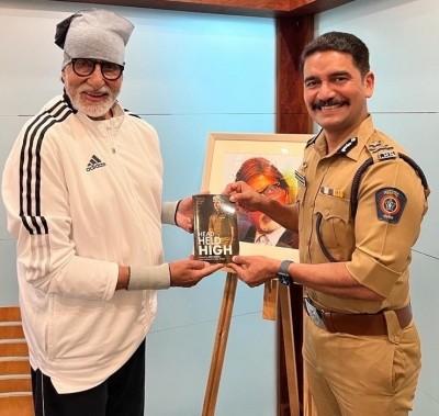 Big B unveils Mumbai Joint Commissioner's book on 26/11 attacks Big B unveils Mumbai Joint Commissioner's book on 26/11 attacks